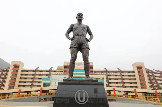 Su estatua